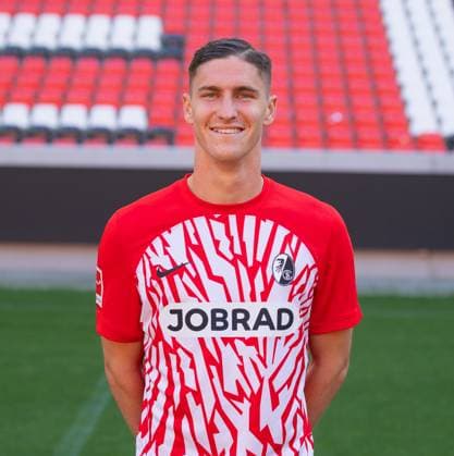 Roland Sallai SC Freiburg, 22 1 Bundesliga, SC Freiburg, Portraettermin 2023 2024, 10 08 2023, DFL REGULATES PROHIBIT ANY USE OF PHOTOGRAPHS AS IMAGE SEQUENCES AND OR QUASI VIDEO GER, Football, Men, 1 Bundesliga, Spielzeit 2023 2024, SC Freiburg, Portraettermin 2023 2024, 10 08 2023, Freiburg im Breisgau Copyright: xEibner-Pressefoto SilasxSchuellex EP_EER
