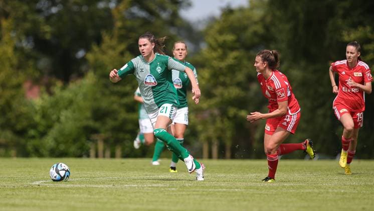 f li Chiara Hahn SV Werder Bremen, 21 and Marie Becker 1 FC Union Berlin, 4 in running duel, duel, dynamics, action, action, game scene, 13 08 2023, Ostereistedt Germany , football, test match women, 1 FC Union Berlin SV Werder Bremen xobx