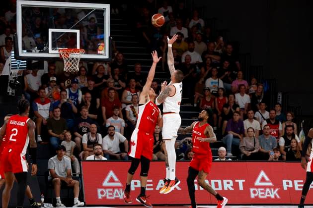 13 08 2023, German Basketball Federation, Supercup 2023, Hamburg, edel optics de Arena, Final, Germany Canada, Daniel Theis GER, No10 , Dwight Powell CAN, No7 Hamburg edel optics de Arena Hamburg Germany
