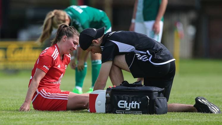 v li Katja Orschmann 1 FC Union Berlin, 55 is treated injured, injury, pain, pain-distorted face, sits injured on the ground, 13 08 2023, Ostereistedt Germany , football, test match women, 1 FC Union Berlin SV Werder Bremen xobx