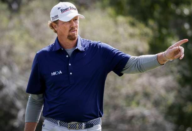 August 19, 2023, Calgary, AB, CANADA: Tim Petrovic, of the United States, waves to the gallery after birding the first hole during round two of the PGA, Golf Herren Tour Champions Shaw Charity Classic golf event in Calgary, Alta., Saturday, Aug. 19, 2023. Tim Petrovic - ZUMAc35_ 20230819_zaf_c35_001 Copyright: xJeffxMcintoshx