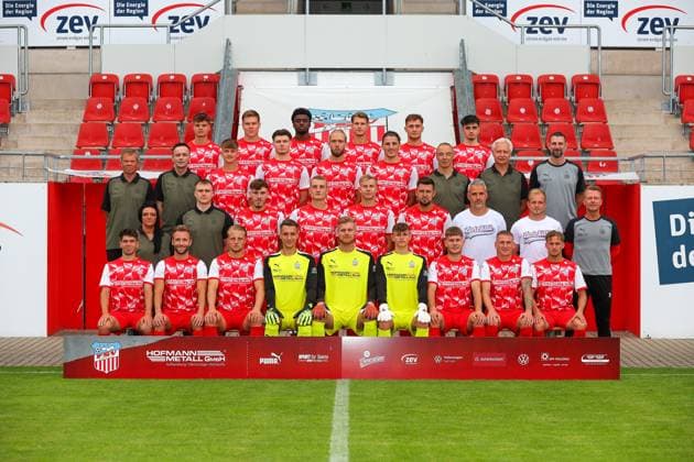 Teampraesentation FSV Zwickau Regionalliga Nordost FSV Zwickau, Regionalliga Nordost, Porträttermin 2023 2024, team photo , Zwickau, 21 08 2023, GGZ Arena, football , 4 row from left Philipp Heller, Kilian Senkbeil, Lloyd Addo Kuffour, Rene Rüther Ruether, Lucas Will and Yannick Linnemann , 3 row from left hygiene officer Dr med Hans Jürgen Lambrecht, team manager Jens Schubert, Louis Schädel, Sonny Ziemer, Felix Schlüsselburg Schluesselburg, Veron Dobruna, team doctor Dr med Uwe Flötgen Floetgen, Team doctor Dr med Bernhard Karich and Sports Director Robin Lenk , 2 row from left Physiotherapist Marie Koch, Physiotherapist Benjamin Jade, Sandro Sengersdorf, Lucas Albert, Maximilian Somnitz, Davy Frick, Co Trainer Daniel Rupf, Co TW coach Tom Hornuff and coach Rico Schmitt , 1 row from left Yannic Voigt, Mike Könnecke Koennecke, Theo Gunnar Martens, goalkeeper Lucas Hiemann, goalkeeper Benjamin Leneis, goalkeeper Leon Asseth, Jahn Herrmann, Marc Philipp Zimmermann and Luis Klein ,