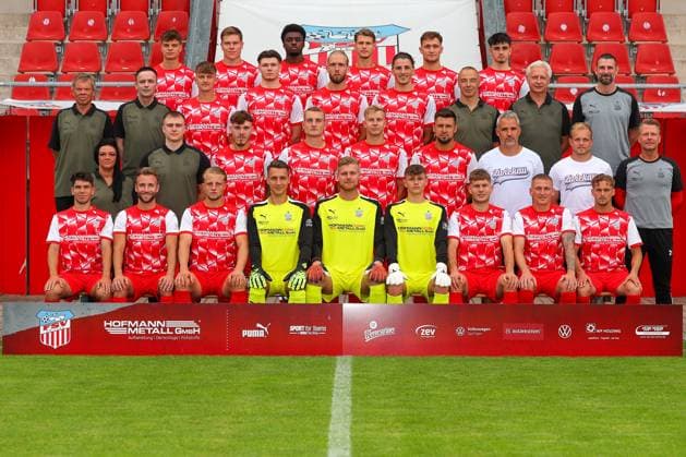 Teampraesentation FSV Zwickau Regionalliga Nordost FSV Zwickau, Regionalliga Nordost, Porträttermin 2023 2024, team photo , Zwickau, 21 08 2023, GGZ Arena, football , 4 row from left Philipp Heller, Kilian Senkbeil, Lloyd Addo Kuffour, Rene Rüther Ruether, Lucas Will and Yannick Linnemann , 3 row from left hygiene officer Dr med Hans Jürgen Lambrecht, team manager Jens Schubert, Louis Schädel, Sonny Ziemer, Felix Schlüsselburg Schluesselburg, Veron Dobruna, team doctor Dr med Uwe Flötgen Floetgen, Team doctor Dr med Bernhard Karich and Sports Director Robin Lenk , 2 row from left Physiotherapist Marie Koch, Physiotherapist Benjamin Jade, Sandro Sengersdorf, Lucas Albert, Maximilian Somnitz, Davy Frick, Co Trainer Daniel Rupf, Co TW coach Tom Hornuff and coach Rico Schmitt , 1 row from left Yannic Voigt, Mike Könnecke Koennecke, Theo Gunnar Martens, goalkeeper Lucas Hiemann, goalkeeper Benjamin Leneis, goalkeeper Leon Asseth, Jahn Herrmann, Marc Philipp Zimmermann and Luis Klein ,