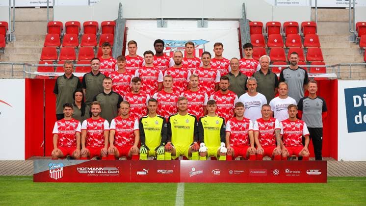 Teampraesentation FSV Zwickau Regionalliga Nordost FSV Zwickau, Regionalliga Nordost, Porträttermin 2023 2024, team photo , Zwickau, 21 08 2023, GGZ Arena, football , 4 row from left Philipp Heller, Kilian Senkbeil, Lloyd Addo Kuffour, Rene Rüther Ruether, Lucas Will and Yannick Linnemann , 3 row from left hygiene officer Dr med Hans Jürgen Lambrecht, team manager Jens Schubert, Louis Schädel, Sonny Ziemer, Felix Schlüsselburg Schluesselburg, Veron Dobruna, team doctor Dr med Uwe Flötgen Floetgen, Team doctor Dr med Bernhard Karich and Sports Director Robin Lenk , 2 row from left Physiotherapist Marie Koch, Physiotherapist Benjamin Jade, Sandro Sengersdorf, Lucas Albert, Maximilian Somnitz, Davy Frick, Co Trainer Daniel Rupf, Co TW coach Tom Hornuff and coach Rico Schmitt , 1 row from left Yannic Voigt, Mike Könnecke Koennecke, Theo Gunnar Martens, goalkeeper Lucas Hiemann, goalkeeper Benjamin Leneis, goalkeeper Leon Asseth, Jahn Herrmann, Marc Philipp Zimmermann and Luis Klein ,