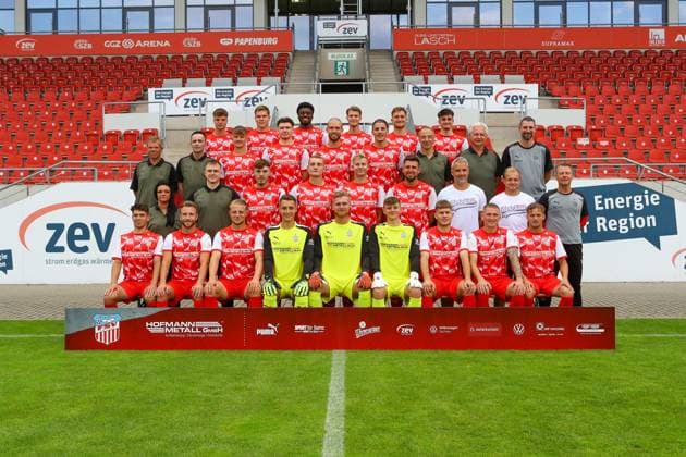 Teampraesentation FSV Zwickau Regionalliga Nordost FSV Zwickau, Regionalliga Nordost, Porträttermin 2023 2024, team photo , Zwickau, 21 08 2023, GGZ Arena, football , 4 row from left Philipp Heller, Kilian Senkbeil, Lloyd Addo Kuffour, Rene Rüther Ruether, Lucas Will and Yannick Linnemann , 3 row from left hygiene officer Dr med Hans Jürgen Lambrecht, team manager Jens Schubert, Louis Schädel, Sonny Ziemer, Felix Schlüsselburg Schluesselburg, Veron Dobruna, team doctor Dr med Uwe Flötgen Floetgen, Team doctor Dr med Bernhard Karich and Sports Director Robin Lenk , 2 row from left Physiotherapist Marie Koch, Physiotherapist Benjamin Jade, Sandro Sengersdorf, Lucas Albert, Maximilian Somnitz, Davy Frick, Co Trainer Daniel Rupf, Co TW coach Tom Hornuff and coach Rico Schmitt , 1 row from left Yannic Voigt, Mike Könnecke Koennecke, Theo Gunnar Martens, goalkeeper Lucas Hiemann, goalkeeper Benjamin Leneis, goalkeeper Leon Asseth, Jahn Herrmann, Marc Philipp Zimmermann and Luis Klein ,