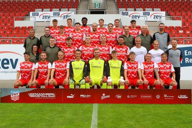 Teampraesentation FSV Zwickau Regionalliga Nordost FSV Zwickau, Regionalliga Nordost, Porträttermin 2023 2024, team photo , Zwickau, 21 08 2023, GGZ Arena, football , 4 row from left Philipp Heller, Kilian Senkbeil, Lloyd Addo Kuffour, Rene Rüther Ruether, Lucas Will and Yannick Linnemann , 3 row from left hygiene officer Dr med Hans Jürgen Lambrecht, team manager Jens Schubert, Louis Schädel, Sonny Ziemer, Felix Schlüsselburg Schluesselburg, Veron Dobruna, team doctor Dr med Uwe Flötgen Floetgen, Team doctor Dr med Bernhard Karich and Sports Director Robin Lenk , 2 row from left Physiotherapist Marie Koch, Physiotherapist Benjamin Jade, Sandro Sengersdorf, Lucas Albert, Maximilian Somnitz, Davy Frick, Co Trainer Daniel Rupf, Co TW coach Tom Hornuff and coach Rico Schmitt , 1 row from left Yannic Voigt, Mike Könnecke Koennecke, Theo Gunnar Martens, goalkeeper Lucas Hiemann, goalkeeper Benjamin Leneis, goalkeeper Leon Asseth, Jahn Herrmann, Marc Philipp Zimmermann and Luis Klein ,