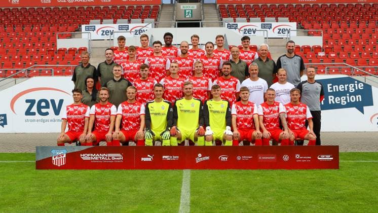 Teampraesentation FSV Zwickau Regionalliga Nordost FSV Zwickau, Regionalliga Nordost, Porträttermin 2023 2024, team photo , Zwickau, 21 08 2023, GGZ Arena, football , 4 row from left Philipp Heller, Kilian Senkbeil, Lloyd Addo Kuffour, Rene Rüther Ruether, Lucas Will and Yannick Linnemann , 3 row from left hygiene officer Dr med Hans Jürgen Lambrecht, team manager Jens Schubert, Louis Schädel, Sonny Ziemer, Felix Schlüsselburg Schluesselburg, Veron Dobruna, team doctor Dr med Uwe Flötgen Floetgen, Team doctor Dr med Bernhard Karich and Sports Director Robin Lenk , 2 row from left Physiotherapist Marie Koch, Physiotherapist Benjamin Jade, Sandro Sengersdorf, Lucas Albert, Maximilian Somnitz, Davy Frick, Co Trainer Daniel Rupf, Co TW coach Tom Hornuff and coach Rico Schmitt , 1 row from left Yannic Voigt, Mike Könnecke Koennecke, Theo Gunnar Martens, goalkeeper Lucas Hiemann, goalkeeper Benjamin Leneis, goalkeeper Leon Asseth, Jahn Herrmann, Marc Philipp Zimmermann and Luis Klein ,