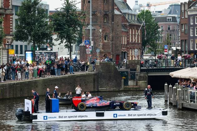 Formel 1, GP Niederlande - Daniel Ricciardo mit Rennwagen auf einer Kracht in Amsterdam RICCIARDO Daniel (aus), Scuderia AlphaTaurii driver, presenting the Catawiki.com DirectFromTheGrid auction on a canal of Amsterdam, riding on a boat with his former Toro Rosso STR7 car, during the 2023 Formula 1 Heineken Dutch Grand Prix, 13th round of the 2023 Formula One World Championship, WM, Weltmeisterschaft from August 25 to 28, 2023 on the Zandvoort Circuit, in Zandvoort, Netherlands - F1 - DUTCH GRAND PRIX 2023 DPPI Panoramic 00123030_G0OD8985