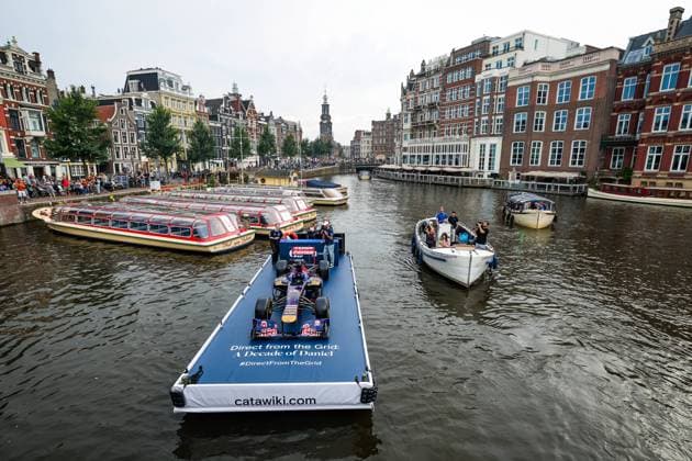 Formel 1, GP Niederlande - Daniel Ricciardo mit Rennwagen auf einer Kracht in Amsterdam RICCIARDO Daniel (aus), Scuderia AlphaTaurii driver, presenting the Catawiki.com DirectFromTheGrid auction on a canal of Amsterdam, riding on a boat with his former Toro Rosso STR7 car, during the 2023 Formula 1 Heineken Dutch Grand Prix, 13th round of the 2023 Formula One World Championship, WM, Weltmeisterschaft from August 25 to 28, 2023 on the Zandvoort Circuit, in Zandvoort, Netherlands - F1 - DUTCH GRAND PRIX 2023 DPPI Panoramic 00123030_GOOD8592