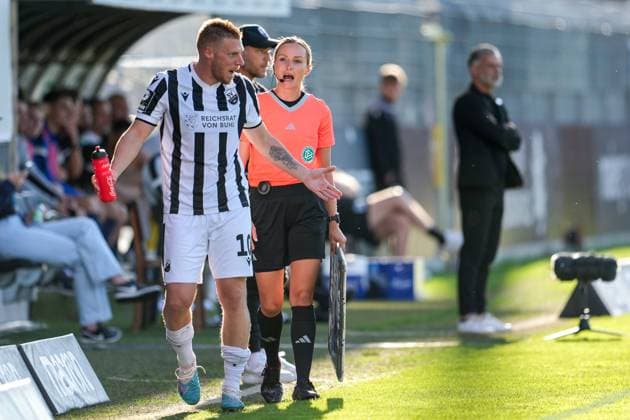 v li Rouwen Hennings SVS, 10 talking with Fabienne Michel 4 officials, referee assistant , talking, discussion on the field, action, action, game scene, 26 08 2023, Sandhausen Germany , Football, 3 Liga, SV Sandhausen TSV 1860 Munich, DFB DFL REGULATIONS PROHIBIT ANY USE OF PHOTOGRAPHS AS IMAGE SEQUENCES AND OR QUASI VIDEO xozx