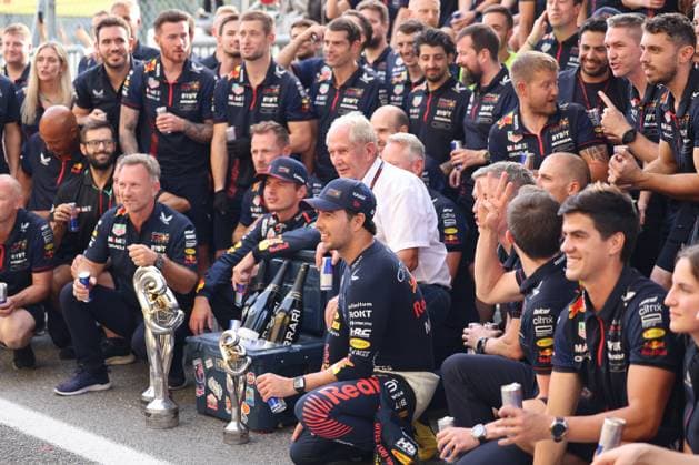 1 Max Verstappen NDL, Oracle Red Bull Racing, 01 , 11 Sergio Perez MEX, Oracle Red Bull Racing, 11 , Red Bull Celebration, Post Race, Italian Grand Prix, Motorsport, Formula 1, 2023 season, 03 09 2023 ITA, Formula 1, Autodromo Nazionale Monza, 03 09 2023 Monza Copyright: xEibner-Pressefoto Grafx EP_AGF
