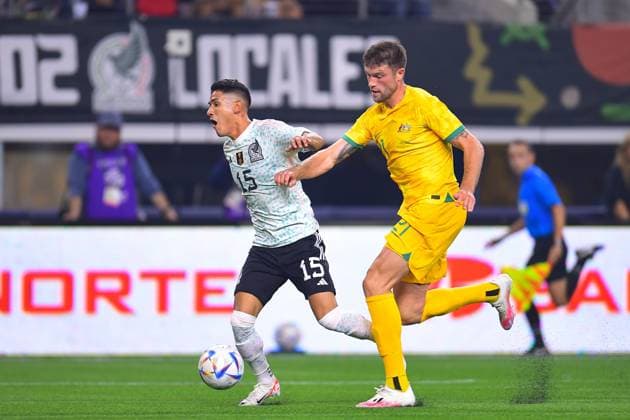RECORD DATE NOT STATED Seleccion Mexicana 2023 Mexico vs Australia (L-R), Uriel Antuna of Mexico and Cameron Burgess of Australia during the game Mexico (Mexican national team, Nationalteam vs Australian National Team, International Friendly, Länderspiel, Nationalmannschaft at the AT-T Stadium, on September 9, 2023. <br><br> (I-D), Uriel Antuna de Mexico y Cameron Burgess de Australia durante el partido Mexico (Seleccion Mexicana) vs Australia, Amistoso Internacional, en el Estadio AT-T, el 9 de septiembre de 2023. ARLINGTON CDMXTEXAS ESTADOS UNIDOS Copyright: xAdrianxMaciasx 20230909233143_SMN_23_AM_MEX_AUS_ANTUNA295