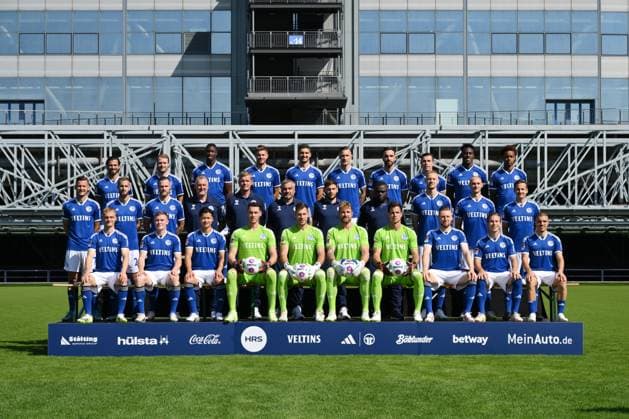 FC Schalke 04 2 BL, Porträttermin 2023 2024, team photo, Top row from left , Danny Latza, Thomas Ouwejan, Ibrahima Cisse, Simon Terodde, Marcin Kaminski, Sebastian Polter, Kenan Karaman, Ron Schallenberg, Bryan Lasme, Assan Ouedraogo 2 row from top from left , Paul Seguin, Dominick Drexler, Tomas Kalas, goalkeeper coach Simon Henzler, Markus Gellhaus, Thomas Reis, Co Trainer Matthias Kreutzer, Gerald Asamoah Head of Licensing FC Schalke 04 , Timo Baumgartl, Henning Matriciani, Cedric Brunner Bottom row v l , Niklas Tauer, Derry John Murkin, Soichiro Kozuki, Goalkeeper Justin Heekeren, Goalkeeper Marius Müller, Goalkeeper Ralf Fährmann, Goalkeeper Michael Langer, Tobias Mohr, Lino Tempelmann, Blendi Idrizi Photo Maik Hölter TEAM2sportphoto Gelsenkirchen Veltins Arena Nordrhein Westfalen Germany Team2