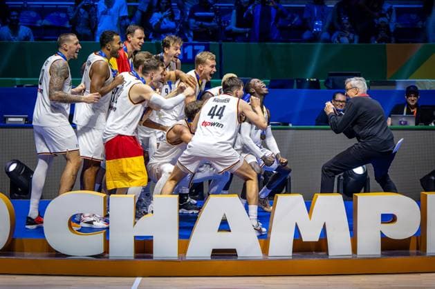 Basketball Manila Pasay 10 09 2023 FIBA Basketball World Cup 2023 Mens World Cup Final Germany GER Serbia SRB Germany wins the game 83 77 and is Basketball World Champion 2023 Award Ceremony Daniel Theis Germany, No 10 Johannes Thiemann Germany, No 32 Andreas Obst Germany, No 42 Justus Hollatz Germany, No 21 Maodo Lo Germany, No 04 Franz Wagner Germany, No 09 Nils Giffey Germany, No 05 David Krämer Germany, No 44 Kraemer Kramer Isaac Bonga Germany, No 00 Dennis Schröder Schroeder Germany, No 17 Schröder Schroder celebrate the gold medal of Gordon Herbert Germany, national coach re