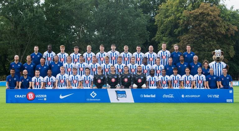 Hertha BSC 2 Bundesliga, portrait date 2023 2024, team photo, hi row v li game analyst Etienne Dzwonkowsky Hertha BSC , Kelian Nsona Hertha BSC , Veit Stange Hertha BSC , Fabian Reese Hertha BSC , Marc Oliver Kempf Hertha BSC , Linus Gechter Hertha BSC , Agustin Rogel Hertha BSC , Marton Dardai Hertha BSC , Smail Prevljak Hertha BSC , Toni Leistner Hertha BSC , Haris Tabakovic Hertha BSC , Athletic Trainer Hendrik Vieth Hertha BSC , Athletic trainer Henrik Kuchno Hertha BSC mi row from left Game analyst Gabor Ruhr Hertha BSC , Co coach Tamas Bodog Hertha BSC , Coach Pal Dardai Hertha BSC , Goalkeeper coach Andreas Menger Hertha BSC , Bence Dardai Hertha BSC , Andreas Bouchalakis Hertha BSC , Pascal Klemens Hertha BSC , Derry Scherhant Hertha BSC , Florian Niederlechner Hertha BSC , Marten Winkler Hertha BSC , Anderson Lucoqui Hertha BSC , Palko Dardai Hertha BSC , physiotherapist Jürgen Lange Hertha BSC , physiotherapist Frederick Syna Hertha BSC , witness Hendrik Herzog Hertha BSC , physiotherapist Anne Kaube Hertha BSC , Mascot Herthinho Hertha BSC front row v l Team manager Sami Allagui Hertha BSC , Co coach Admir Hamzagic Hertha BSC , Jonjoe Kenny Hertha BSC , Jeremy Dudziak Hertha BSC , Tony Rölke Hertha BSC , Gustav Christensen Hertha BSC , Ibrahim Maza Hertha BSC , goalkeeper Tim Goller Hertha BSC , goalkeeper Tjark Ernst Hertha BSC , goalkeeper Robert Kwasigroch Hertha BSC , goalkeeper Philip Sprint Hertha BSC , Deyovaisio Zeefuik Hertha BSC , Bilal Hussein Hertha BSC , Eliyas Strasner Hertha BSC , Michal Karbownik Hertha BSC , Peter Pekarik Hertha BSC , Witness Robert Ambramczyk Hertha BSC , Team Manager Maximilian Fürst Hertha BSC 14 09 2023, Copyright: xSebastianxRäppold MatthiasxKochx