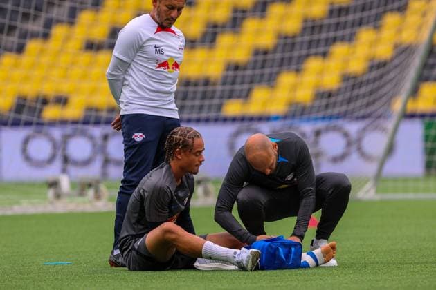 Bern RB Leipzig CL Matchday 1 Bern, 18 09 2023, Wankdorf Stadion, Football , UEFA Champions League, Group G , MD 1, Young Boys Bern vs RB Leipzig , Final training RB Leipzig , In the picture Xavi Simons RB Leipzig is treated , Photo intended for editorial use only , UEFA regulations prohibit any use of photographs as image sequences and or quasi video ,