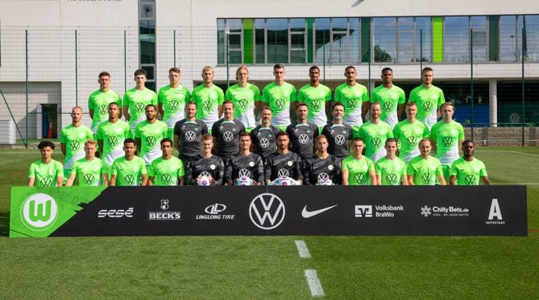 VfL Wolfsburg, photo session Wolfsburg, 20 09 2023, FOOTBALL VfL Wolfsburg, 1 Bundesliga, season 2023 24 photo session, team photo 1 row from top left Joakim Maehle, Felix Lange, Dzenan Pejcinovic, Jonas Wind, Sebastiaan Bornauw, Cedric Zesiger, Moritz Jenz, Maxence Lacroix, Amin Sarr, Mattias Svanberg 2 row from top left Vaclav Cerny, Aster Vranckx, Lukas Nmecha, Pascal Formann, Aaron Briggs, Niko Kovac, Robert Kovac, Walter Gfrerer, Maximilian Arnold, Yannick Gerhardt, Patrick Wimmer 3 row from top left Kevin Paredes, Nicolas Cozza, Rogerio, Tiago Tomas, Philipp Schulze, Pavao Pervan, Koen Casteels, Niklas Klinger, Kilian Fischer, Jakub Kaminksi, Lovro Majer, Ridle Baku Wolfsburg