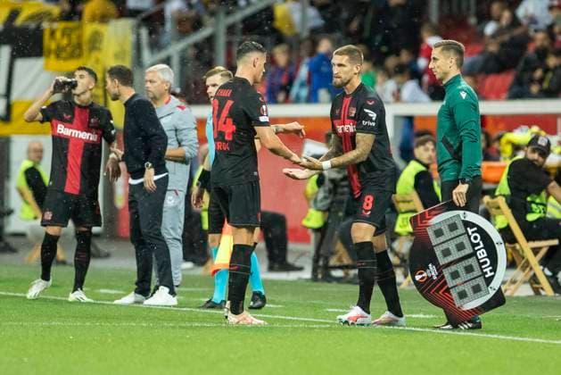 UEFA Europa League, Bayer Leverkusen BK Haecken, 21 09 2023 v re name player,action,one-on-one Robert ANDRICH Bayer 04 Leverkusen, 8 comes for Granit XHAKA Bayer 04 Leverkusen, 34 on the field, UEFA Europa League, Bayer 04 Leverkusen BK Haecken, 1 group match, on 21 09 2023, BayArena, Leverkusen DFL regulations prohibit any use of photographs as image sequences and or quasi video Copyright: xBEAUTIFULxSPORTS Meuselx