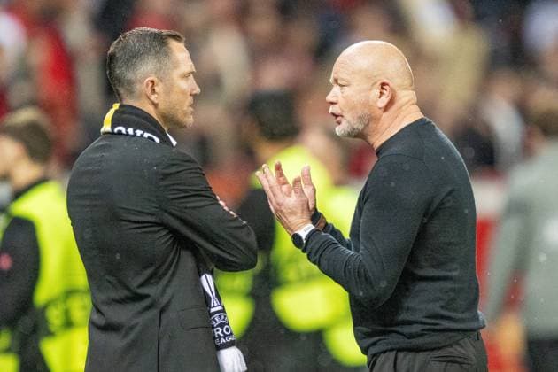 GER, EL, Bayer 04 Leverkusen vs BK Haecken, season 2023 24, 21 09 2023, BayArena, Leverkusen, GER, EL, Bayer 04 Leverkusen vs BK Haecken, season 2023 24, In the picture Per Mathias Hoegmo BK Haecken, head coach talking to Martin Ericsson BK Haecken, sports director single action, half body half body. nordphotoxGmbHxx xDenkinger nph00015