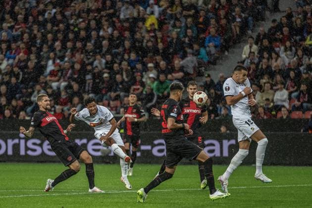 GER, EL, Bayer 04 Leverkusen vs BK Haecken, season 2023 24, 21 09 2023, BayArena, Leverkusen, GER, EL, Bayer 04 Leverkusen vs BK Haecken, season 2023 24, In the picture No way through for Momodou Sonko BK Haecken, 23 by the Bayer defense Piero Hincapie Bayer 04 Leverkusen, 03 Josip Stanisic Bayer 04 Leverkusen, 02 and teammate Srdjan Hrstic BK Haecken, 19 nordphotoxGmbHxx xDenkinger nph00015
