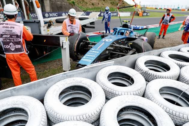 10 GASLY Pierre (fra), Alpine F1 Team A523, action crash, accident, marshall, commissaire de piste, marshal, marshalls, marshals during the 2023 Formula 1 Lenovo Japanese Grand Prix, 16th round of the 2023 Formula One World Championship, WM, Weltmeisterschaft from September 22 to 24, 2023 on the Suzuka International Racing Course, in Suzuka - FORMULE 1 : Grand prix du Japon - FIA - Suzuka - 22 09 2023 DPPI Panoramic 00123036_F12023GP17JAP_JK175087