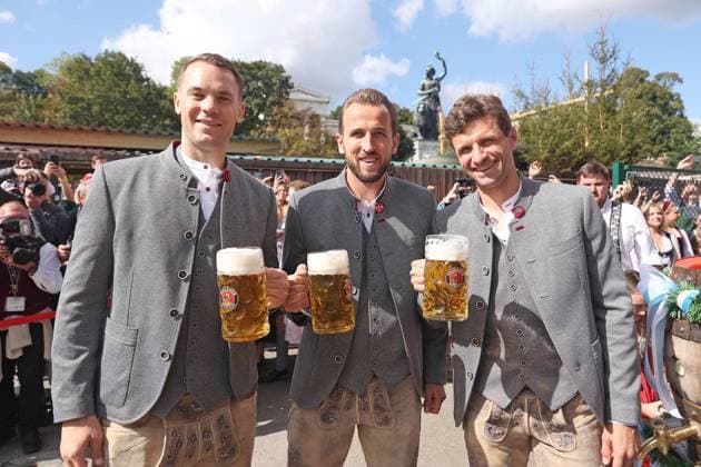 Manuel NEUER, goalkeeper FCB 1 Harry Kane, FCB 9 Thomas MUELLER, MÜLLER, FCB 25 at the visit of the beer festival Oktoberfest, Wiesn of the football team FC BAYERN MUENCHEN on Sept 24, 2023 in Munich, Germany. Season 2023 2024, 1.Bundesliga, FCB, München, -- Poolfoto FC Bayern Pool , EDITORIAL USE ONLY