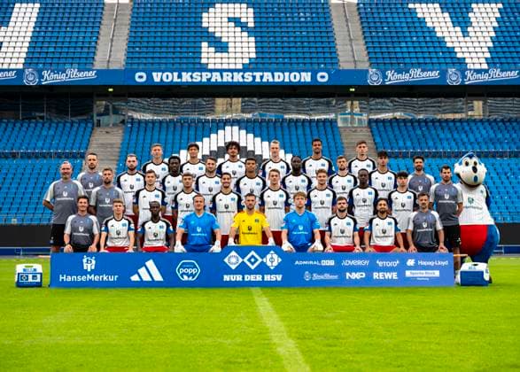 Team photo Hamburger SV 2023 24 Front row f l n r Co Trainer Merlin Polzin, Anssi Suhonen, Jean Luc Dompe , Tom Mickel, Daniel Heuer Fernandes, Hannes Hermann, Lukasz Poreba, Immanuel Pherai, Co-coach Filip Tapalovic Second row f l n r Head coach Tim Walter, Co-coach Julian Hübner, Laszlo Benes, William Mikelbrencis, Ludovit Reis, Miro Muheim, Moritz Heyer, Nicolas Oliveira, Elijah Krahn, Athletics coach Daniel Müssig, Mascot Dino Hermann Third row f l n r Goalkeeper coach Sven Höh, Valon Zumberi, Bakery Jatta, Levin Öztunali, Ransford Yeboah Königsdörffer, Stephan Ambrosius, Jonas Meffert, Omar Megeed, Rehab coach Sebastian Capel Back row f l n r Ignace Van der Brempt, Andras Nemeth, Guilherme Ramos, Sebastian Schonlau, Robert Glatzel, Dennis Hadzikadunic Missing Matheo Raab 25 09 23, Hamburg, Hamburger SV, HSV team photo appointment, portrait appointment, season 2023 2024 Â
