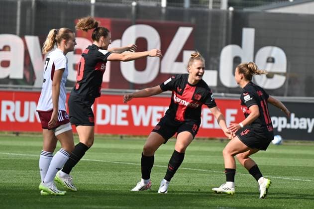Jubel, Freuen, celebrate, happy, cheer , Goal Celebration Synne Skinnes Hansen B04, 10 with goal scorer Nikola Karczewska B04, 9 and Kristin Kögel B04, 11 , 30 09 2023, Leverkusen Germany , football,google pixel Frauenbundesliga bayer 04 Leverkusen 1 FC Nürnberg, DFB DFL REGULATIONS PROHIBIT ANY USE OF PHOTOGRAPHS AS IMAGE SEQUENCES AND OR QUASI VIDEO xmkx