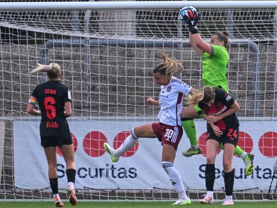 Friederike Repohl Bayer 04 Leverkusen, 27 can catch the ball between Medina Desic 1 FC Nuernberg, 30 and Lilla Turanyi Bayer 04 Leverkusen, 24 sichre doing so Elissa Senss Bayer 04 Leverkusen, 06 Bayer 04 Leverkusen vs 1 FC Nuernberg, Football, Google Pixel Womens Bundesliga, 02 Matchday, Season 2023 2024, 30 09 2023 DFL REGULATES PROHIBIT ANY USE OF PHOTOGRAPHS AS IMAGE SEQUENCES AND OR QUASI VIDEO Bayer 04 Leverkusen vs 1 FC Nuernberg, Football, Google Pixel Womens Bundesliga, 02 Matchday, Season 2023 2024, 30 09 2023 Leverkusen Copyright: xEibner-Pressefoto ThomasxHaeslerx EP_THR
