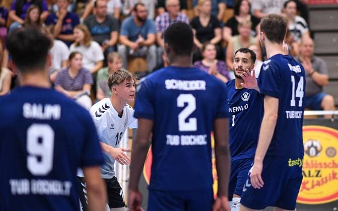 Volleyball, Season 2023 2024, 2 Bundesliga Nord, 01 10 2023, 04 Matchday, Men, TuB Bocholt blue vs VCO Berlin white v l Lukas Salimi TuB Bocholt , Nico Janitzki Libero TuB Bocholt , Rudy Schneider TuB Bocholt , Fabijan Isaiah Slacanin TuB Bocholt , Florian Wissing TuB Bocholt , Bocholt Euregiohalle Nordrhein Westfalen Germany 231001_vb_tub-bocholt_vco-berlin_22413
