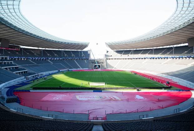 Football, men, season 2023 2024, Champions League Group C, 2 match day , 1 FC Union Berlin SC Braga, 1 day before the game, the Olympic Stadium is wrapped in the red and white club colors of Union, in the picture logo of Union and the Champions League and picture of the cup inside, 02 10 2023, Copyright: xSebastianxRäppold MatthiasxKochx