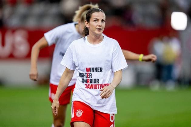 Tuva Hansen FC Bayern Muenchen, 6 wearing a shirt while warming up for injured Weronika Zawistowska FC Bayern Muenchen women, 24, not in picture FC Bayern Muenchen women vs 1 FC Koeln, soccer, womens Bundesliga, matchday 2, Season 2023 2024, 02 10 2023 DFL DFB REGULATES PROHIBIT ANY USE OF PHOTOGRAPHS as IMAGE SEQUENCES and or QUASI VIDEO FC Bayern Muenchen Women vs 1 FC Koeln, Football, Womens Bundesliga, 2 Matchday, Season 2023 2024, 02 10 2023 Muenchen Copyright: xEibner-Pressefoto Feinerx EP_HFR