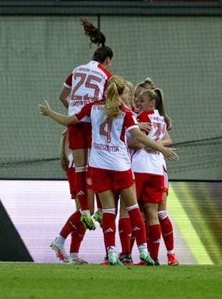 Bayern players including Sarah Zadrazil FC Bayern Muenchen Frauen, 25 , Glodis Perla Viggosdottir FC Bayern Muenchen Frauen, 4 and Georgia Stanway FC Bayern Muenchen Frauen, 31 celebrate with Pernille Harder FC Bayern Muenchen Frauen, 21 whose goal made it 1 0 just before halftime FC Bayern Muenchen Frauen vs 1 FC Koeln, Football, Womens Bundesliga, 2 Matchday, Season 2023 2024, 02 10 2023 DFL DFB REGULATES PROHIBIT ANY USE OF PHOTOGRAPHS as IMAGE SEQUENCES and or QUASI VIDEO FC Bayern Muenchen Women vs 1 FC Koeln, Football, Womens Bundesliga, 2 Matchday, Season 2023 2024, 02 10 2023 Muenchen. Copyright: xEibner-Pressefoto Feinerx EP_HFR