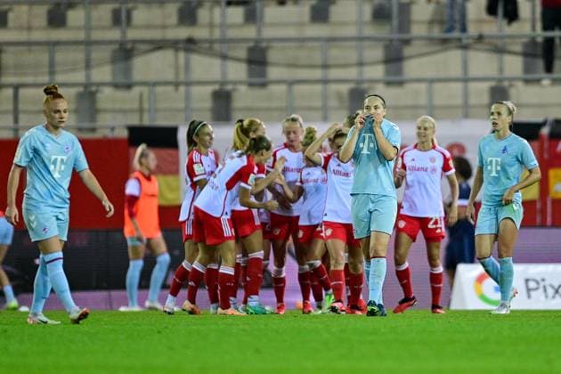 Cologne players after the goal to 2 0 disappointed looking, disappointment, frustration, disappointed, pessimistic, in the background the players of FC Bayern cheer the goal, 02 10 2023, Munich Germany , Football, Google Pixel Women Bundesliga, FC Bayern Munich 1 FC Cologne, DFB DFL REGULATIONS PROHIBIT ANY USE OF PHOTOGRAPHS AS IMAGE SEQUENCES AND OR QUASI VIDEO xslx