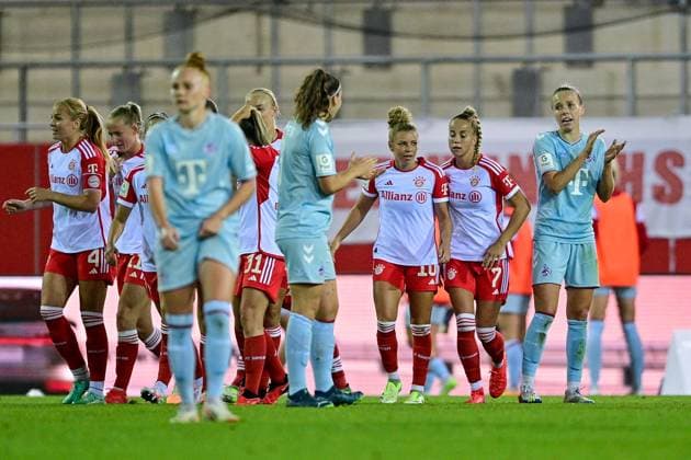 Cologne players after the goal to 2 0 looking disappointed, disappointment, frustration, disappointed, pessimistic, in the background the players of FC Bayern cheer the goal to 2 0 by Linda Dallmann FC Bayern Munich, FCB, 10 3 v re , 02 10 2023, Munich Germany , Football, Google Pixel Women Bundesliga, FC Bayern Munich 1 FC Cologne, DFB DFL REGULATIONS PROHIBIT ANY USE OF PHOTOGRAPHS AS IMAGE SEQUENCES AND OR QUASI VIDEO xslx