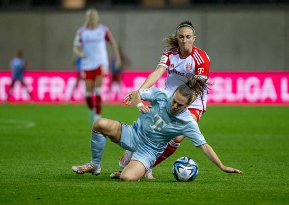 Katharina Naschenweng FC Bayern Muenchen women, 19 fighting for the ball duel with an opponent FC Bayern Muenchen women against 1 FC Koeln, football, womens Bundesliga, 2 matchday, season 2023 2024, 02 10 2023 DFL DFB REGULATES PROHIBIT ANY USE OF PHOTOGRAPHS as IMAGE SEQUENCES and or QUASI VIDEO FC Bayern Muenchen Women vs 1 FC Koeln, Football, Women Bundesliga, 2 Matchday, Season 2023 2024, 02 10 2023 Muenchen Copyright: xEibner-Pressefoto Feinerx EP_HFR