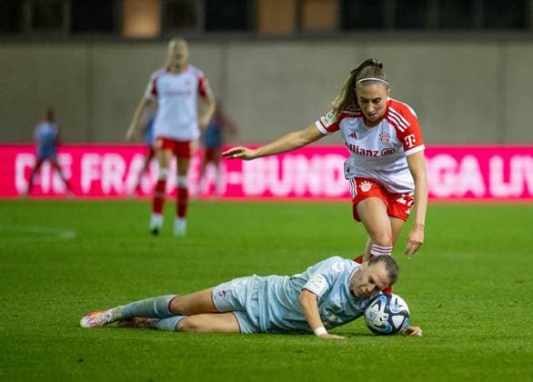 Katharina Naschenweng FC Bayern Muenchen women, 19 fighting for the ball duel with an opponent FC Bayern Muenchen women against 1 FC Koeln, football, womens Bundesliga, 2 matchday, season 2023 2024, 02 10 2023 DFL DFB REGULATES PROHIBIT ANY USE OF PHOTOGRAPHS as IMAGE SEQUENCES and or QUASI VIDEO FC Bayern Muenchen Women vs 1 FC Koeln, Football, Women Bundesliga, 2 Matchday, Season 2023 2024, 02 10 2023 Muenchen Copyright: xEibner-Pressefoto Feinerx EP_HFR