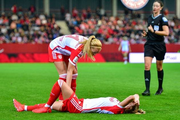 v li Glodis Perla Viggosdottir FC Bayern München , 4 takes care of Giulia Gwinn FC Bayern München, FCB, 7 , injured, injury, injured, sporting injury, 02 10 2023, Munich Germany , Football, Google Pixel Women Bundesliga, FC Bayern München 1 FC Köln, DFB DFL REGULATIONS PROHIBIT ANY USE OF PHOTOGRAPHS AS IMAGE SEQUENCES AND OR QUASI VIDEO xslx