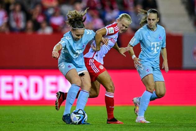 v li Lotta Cordes Cologne, 6 Pernille Harder FC Bayern Munich, FCB, 21 Dora Zeller Cologne, 19 in duel, duel, tackle, dynamic, action, action, 02 10 2023, Munich Germany , Football, Google Pixel Women Bundesliga, FC Bayern Munich 1 FC Cologne, DFB DFL REGULATIONS PROHIBIT ANY USE OF PHOTOGRAPHS AS IMAGE SEQUENCES AND OR QUASI VIDEO xslx