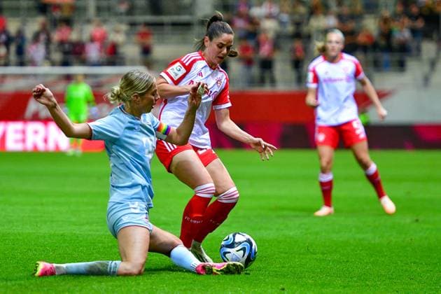 v li Sharon Beck Cologne, 10 Sarah Zadrazil FC Bayern Munich, FCB, 25 in duel, duel, tackle, dynamics, action, action, 02 10 2023, Munich Germany , football, Google Pixel Women Bundesliga, FC Bayern Munich 1 FC Cologne, DFB DFL REGULATIONS PROHIBIT ANY USE OF PHOTOGRAPHS AS IMAGE SEQUENCES AND OR QUASI VIDEO xslx