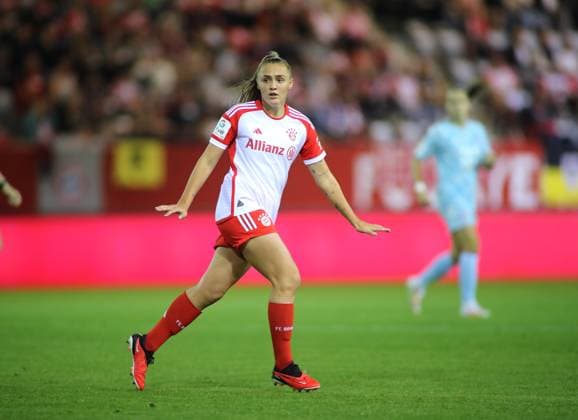 Munich, Germany 02 October 2023 football, WOMEN, GOOGLE PIXEL WOMEN BUNDESLIGA, season 2023 2024, FC Bayern München 1 FC Köln, Campus Georgia Stanway FC Bayern München , running, spreads both arms of herself,single action, cropped,full body shot