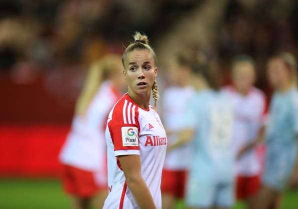 Munich, Germany 02 October 2023 football, WOMEN, GOOGLE PIXEL WOMEN FEDERAL LEAGUE, season 2023 2024, FC Bayern Munich 1 FC Cologne, Campus Giulia Gwinn FC Bayern Munich head, upper body, look to the right, look, watch