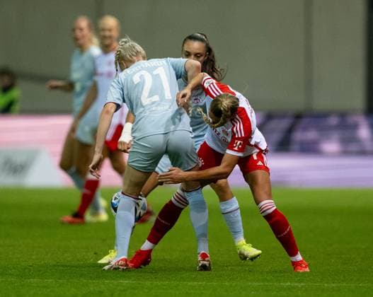 Fight for the ball duel between by Giulia Gwinn FC Bayern Muenchen women, 7 with Anna Gerhardt 1 FC Koeln, 21 and Natalia Padilla Bidas 1 FC Koeln, 22 FC Bayern Muenchen women against 1 FC Koeln, football, womens Bundesliga, 2 matchday, Season 2023 2024, 02 10 2023 DFL DFB REGULATES PROHIBIT ANY USE OF PHOTOGRAPHS as IMAGE SEQUENCES and or QUASI VIDEO FC Bayern Muenchen Women vs 1 FC Koeln, Football, Womens Bundesliga, 2 Matchday, Season 2023 2024, 02 10 2023 Muenchen Copyright: xEibner-Pressefoto Feinerx EP_HFR