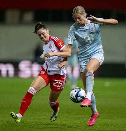 Fight for the ball duel between Sarah Zadrazil FC Bayern Muenchen Frauen, 25 and Sharon Beck 1 FC Koeln, 10 FC Bayern Muenchen Frauen vs 1 FC Koeln, Football, Womens Bundesliga, 2 Matchday, Season 2023 2024, 02 10 2023 DFL DFB REGULATES PROHIBIT ANY USE OF PHOTOGRAPHS as IMAGE SEQUENCES and or QUASI VIDEO FC Bayern Muenchen Women vs 1 FC Koeln, Football, Womens Bundesliga, 2 Matchday, Season 2023 2024, 02 10 2023 Muenchen Copyright: xEibner-Pressefoto Feinerx EP_HFR