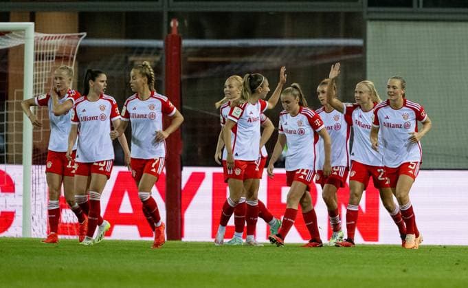 Munich women cheer with Pernille Harder FC Bayern Muenchen Frauen, 21 their goal to 1 0 FC Bayern Muenchen Frauen vs 1 FC Koeln, Football, Womens Bundesliga, Matchday 2, Season 2023 2024, 02 10 2023 DFL DFB REGULATES PROHIBIT ANY USE OF PHOTOGRAPHS as IMAGE SEQUENCES and or QUASI VIDEO FC Bayern Muenchen Women vs 1 FC Koeln, Football, Womens Bundesliga, 2 Matchday, Season 2023 2024, 02 10 2023 Muenchen Copyright: xEibner-Pressefoto Feinerx EP_HFR