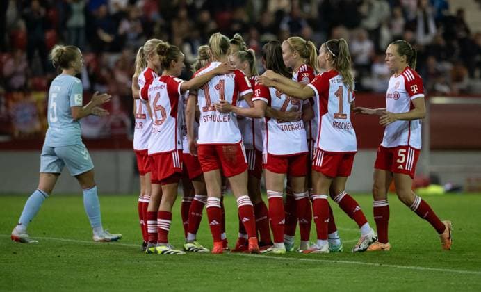 The Munich women cheer with Linda Dallmann FC Bayern Muenchen Frauen, 10 whose goal to 2 0 FC Bayern Muenchen Frauen vs 1 FC Koeln, Football, Womens Bundesliga, Matchday 2, Season 2023 2024, 02 10 2023 DFL DFB REGULATES PROHIBIT ANY USE OF PHOTOGRAPHS as IMAGE SEQUENCES and or QUASI VIDEO FC Bayern Muenchen Women vs 1 FC Koeln, Football, Womens Bundesliga, 2 Matchday, Season 2023 2024, 02 10 2023 Muenchen Copyright: xEibner-Pressefoto Feinerx EP_HFR