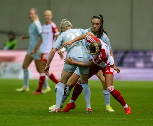 Fight for the ball duel between by Giulia Gwinn FC Bayern Muenchen women, 7 with Anna Gerhardt 1 FC Koeln, 21 and Natalia Padilla Bidas 1 FC Koeln, 22 FC Bayern Muenchen women against 1 FC Koeln, football, womens Bundesliga, 2 matchday, Season 2023 2024, 02 10 2023 DFL DFB REGULATES PROHIBIT ANY USE OF PHOTOGRAPHS as IMAGE SEQUENCES and or QUASI VIDEO FC Bayern Muenchen Women vs 1 FC Koeln, Football, Womens Bundesliga, 2 Matchday, Season 2023 2024, 02 10 2023 Muenchen Copyright: xEibner-Pressefoto Feinerx EP_HFR