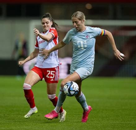Fight for the ball duel between Sarah Zadrazil FC Bayern Muenchen Frauen, 25 and Sharon Beck 1 FC Koeln, 10 FC Bayern Muenchen Frauen vs 1 FC Koeln, Football, Womens Bundesliga, 2 Matchday, Season 2023 2024, 02 10 2023 DFL DFB REGULATES PROHIBIT ANY USE OF PHOTOGRAPHS as IMAGE SEQUENCES and or QUASI VIDEO FC Bayern Muenchen Women vs 1 FC Koeln, Football, Womens Bundesliga, 2 Matchday, Season 2023 2024, 02 10 2023 Muenchen Copyright: xEibner-Pressefoto Feinerx EP_HFR