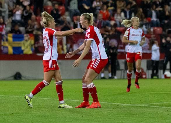 Lea Schueller FC Bayern Muenchen Frauen, 11, right celebrates with Linda Dallmann FC Bayern Muenchen Frauen, 10 their goal to 2 0 FC Bayern Muenchen Frauen against 1 FC Koeln, Football, Womens Bundesliga, 2 Matchday, Season 2023 2024, 02 10 2023 DFL DFB REGULATES PROHIBIT ANY USE OF PHOTOGRAPHS as IMAGE SEQUENCES and or QUASI VIDEO FC Bayern Muenchen Women vs 1 FC Koeln, Football, Womens Bundesliga, 2 Matchday, Season 2023 2024, 02 10 2023 Muenchen Copyright: xEibner-Pressefoto Feinerx EP_HFR