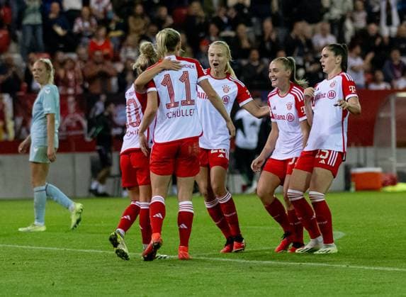 Lea Schueller FC Bayern Muenchen Frauen, 11 , Pernille Harder FC Bayern Muenchen Frauen, 21 , Georgia Stanway FC Bayern Muenchen Frauen, 31 and Sarah Zadrazil FC Bayern Muenchen Frauen, 25 celebrate with Linda Dallmann FC Bayern Muenchen Frauen, 10 their goal to 2 0 FC Bayern Muenchen Frauen against 1 FC Koeln, Football, Womens Bundesliga, 2 Matchday, Season 2023 2024, 02 10 2023 DFL DFB REGULATES PROHIBIT ANY USE OF PHOTOGRAPHS as IMAGE SEQUENCES and or QUASI VIDEO FC Bayern Muenchen Frauen vs 1 FC Koeln, Football, Womens Bundesliga, 2 Matchday, Season 2023 2024, 02 10 2023 Muenchen Copyright: xEibner-Pressefoto Feinerx EP_HFR